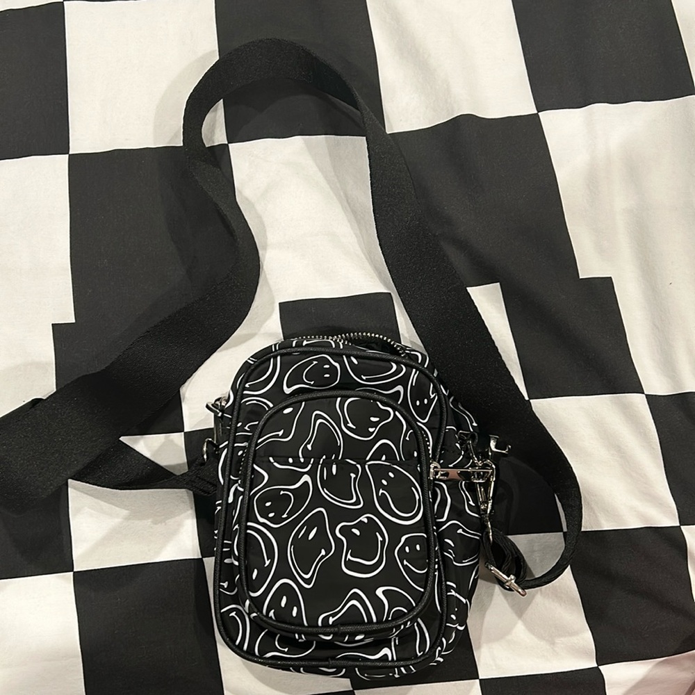 🖤 Black and White Smiley Crossbody Bag from Cotton On 🖤